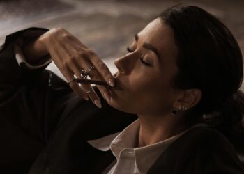 Nτρέπεσαι για μένα κι εγώ γελάω